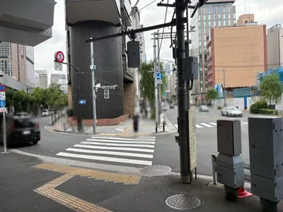 アナザームーンへの道順 5／7：信号機付の交差点を横断歩道を渡って直進します。