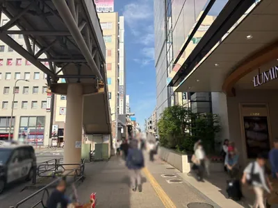 ハングオーバーへの道順 2／11：駅を背中にして右へ歩きます。