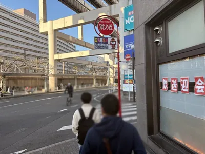 ネバーランドへの道順 6／10：右手一つ目の路地を右折します。