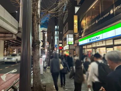 ミトスへの道順 2／6：道路を左手に直進します。