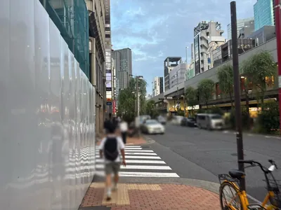 ルクシアへの道順 5／7：一つ目の左手路地を越えて直進します。