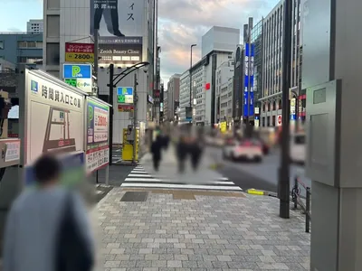 ベネ東京への道順 3／6：一つ目の路地を越えて直進を続けます。