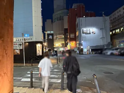 ザクラスへの道順 11／15：左手三つ目の路地も越えて直進をします。