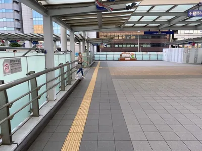 ジェムへの道順 2／7：駅を出て正面に進みます。