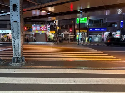 アールへの道順 2／4：駅を背にして正面の横断歩道を渡ります。