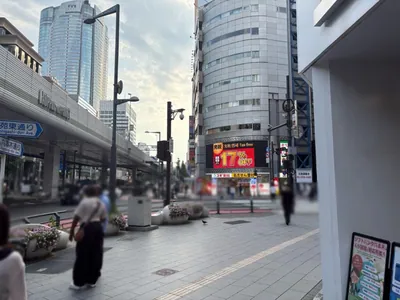 ミリオンへの道順 3／6：「六本木」の交差点に出たら横断歩道を渡らずに右折します。
