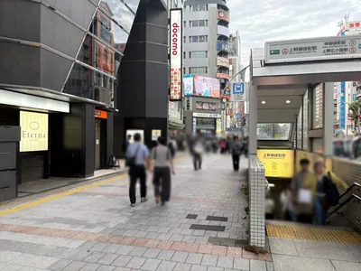 クラブジーへの道順 2／7：出口を右手にして直進します。