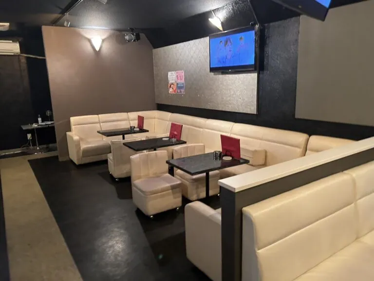 蕨 ラトゥールの店内