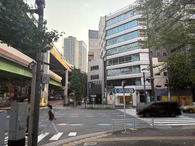 アジトへの道順 11／13：「西麻布」の交差点に出たら横断歩道を渡って直進を続けます。