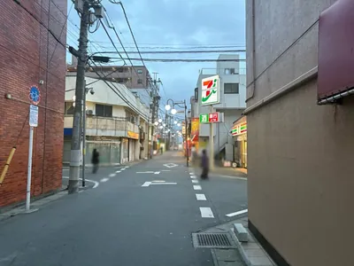 テラス　（Girl’s Bar TERRACE）への道順 5／8：十字路を右折します。