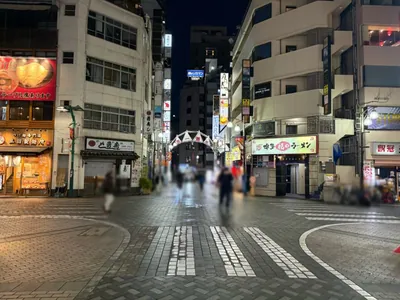 ヴィーナスへの道順 8／9：二つ目の十字路の横断歩道を渡ります。
