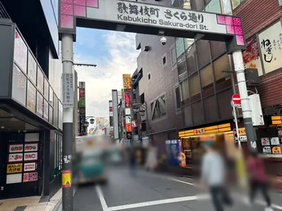 アミーへの道順 6／10：一つ目の路地を左折し「さくら通り」に入ります。