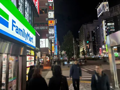 金曜日のプリンセスへの道順 5／10：横断歩道を渡ったら右折します。