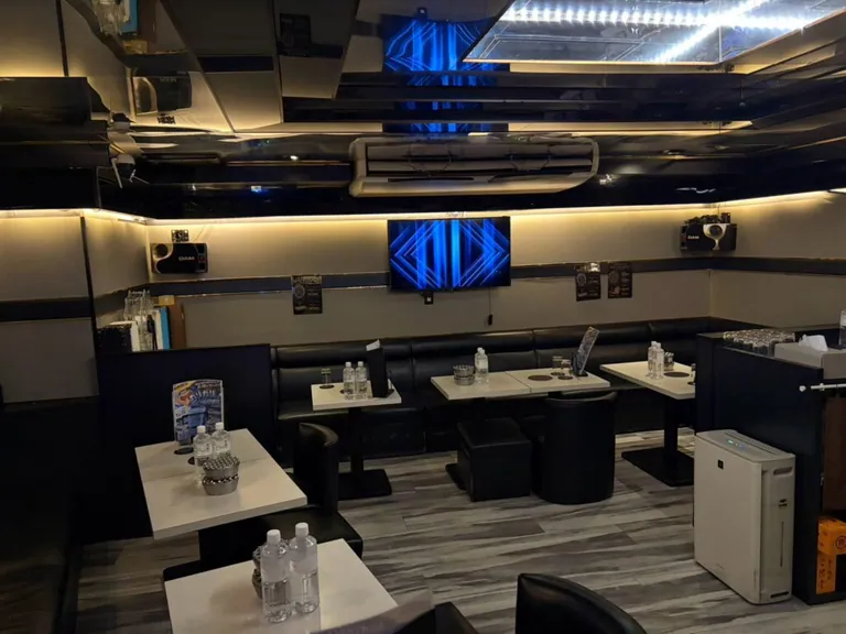 帝 （ミカド）の店内