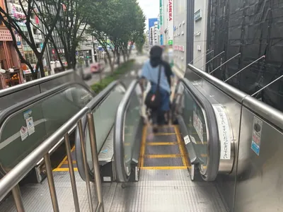 U2 （ユーツー）への道順 5／14：エスカレーターを降ります。