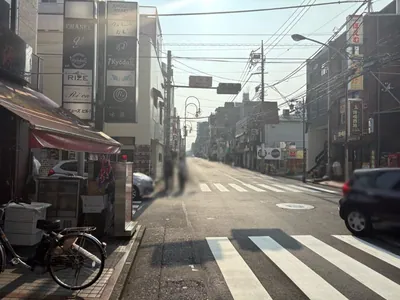 プロムドットへの道順 10／12：左手二つ目の路地も超えて直進を続けます。
