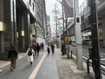 ザ・スイートへの道順 2／5：駅を背にして左手に進みます。