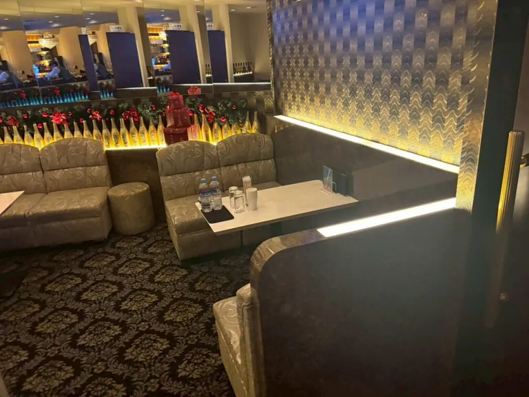 翡翠 (ヒスイ)の店内