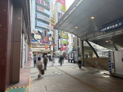 プロムドットへの道順 2／12：駅を背にして左手に進みます。