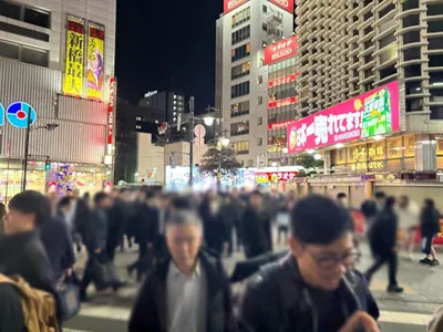 ふるーる （Girl’s bar Fleur）への道順 2／8：駅を背に、正面の横断歩道を渡ります。