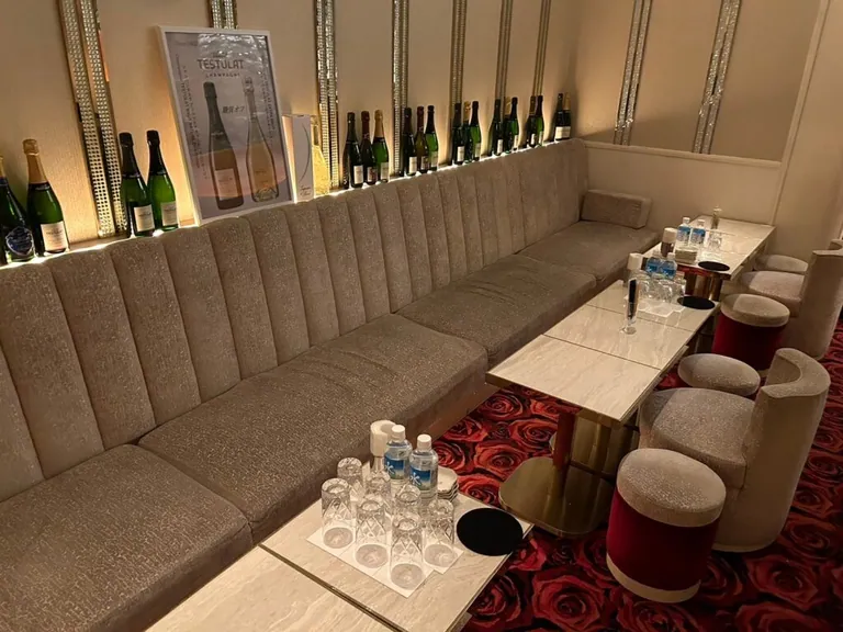 ナナエの店内