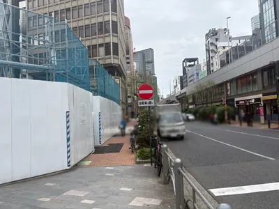 叡 （エイ）への道順 5／8：横断歩道を渡ったら右折します。