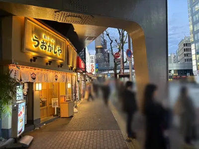 ラウンジへの道順 4／10：道路を右手に直進します。