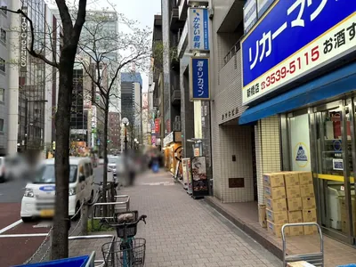 ミーツバーへの道順 5／5：右折後直進し、右手路地手前に新橋ミーツバーの入るビルがあります。