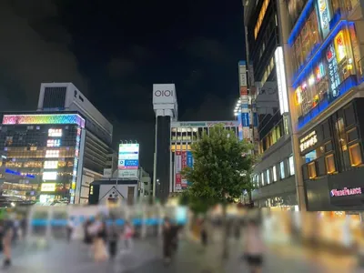 パブロへの道順 2／7：ロータリーを左手にロータリー沿いを歩きます。