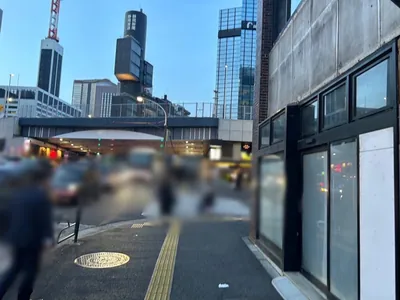 ピアノバー長谷川 （はせがわ）への道順 3／8：一つ目の横断歩道を渡って直進をします。