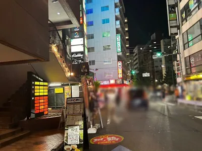リュクセへの道順 12／12：左手の二つ目の路地の手前に歌舞伎町リュクセの入る「ソフィア3ビル」があります。