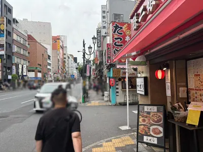 バニーラウンジB4への道順 5／8：右手二つ目の路地も越えて直進します。