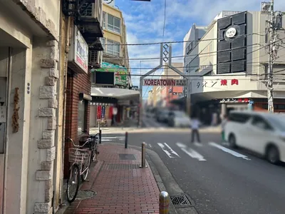 タイムリーへの道順 10／13：一つ目の十字路を超えて直進を続けます。