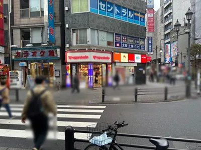 シュシュ 池袋西口店への道順 3／8：道なりに少し歩き右手の一つ目の横断歩道を渡ります。