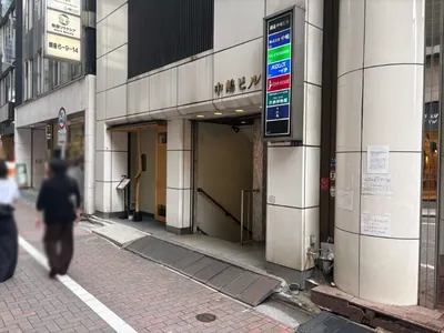バロンズイチへの道順 13／13：少し進むと右手に銀座バロンズイチの入る「中嶋ビル」があります。