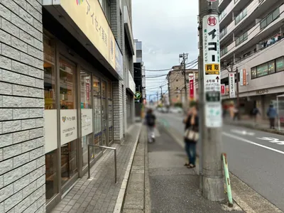 グランクラスへの道順 5／7：横断歩道を渡り、道路を右手に直進します。
