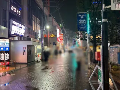 ウルスへの道順 2／7：駅を背にして目の前の道路を右折します。