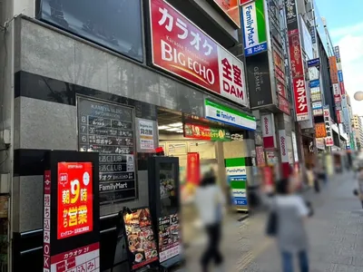 ジェムへの道順 6／6：左手に立川ジェムの入る「カメヤビル」があります。