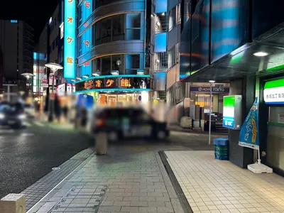 レンへの道順 3／7：右手横断歩道を渡り、T字路を右折します。