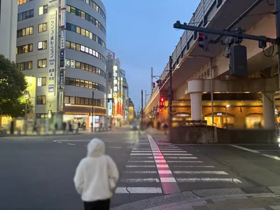 吉祥寺　ミストへの道順 3／9：正面の横断歩道を渡り、すぐ左手の横断歩道を渡ります。