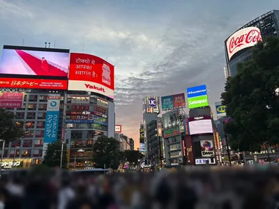 フォーシーズンへの道順 2／6：駅を背にしてスクランブル交差点方向に進みます。