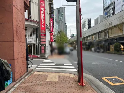 加賀美 （カガミ）への道順 8／11：「難波橋」の交差点から一つ目の路地を越えて直進します。