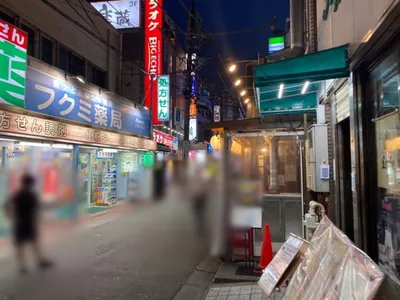 ドラゴンクラブへの道順 4／6：商店街へ入ったら直進します。