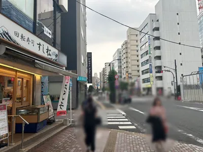 プレミアムへの道順 4／5：左手一つ目の路地を左折します。