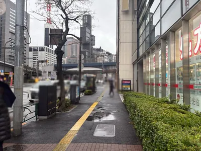 ドルフィンへの道順 2／11：道路を左手に直進します。