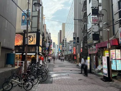 クラッシュへの道順 7／10：左手の1つ目の路地を越えて直進を続けます。