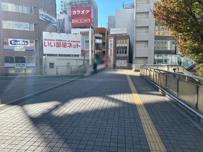 オブロングラウンジへの道順 2／6：駅を背中にして左前のコンコースを直進します。