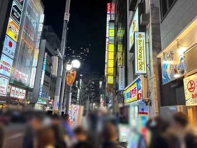 暁 （アカツキ）への道順 5／5：右折後、右手二つ目に新橋暁の入る「ル・グラシエルBldg.29」があります。