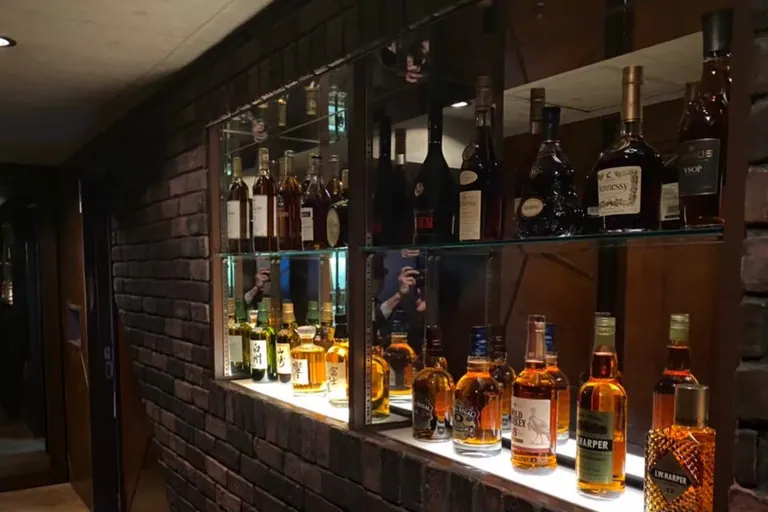 アネラ (ANELA)/旧ソムニオの店内