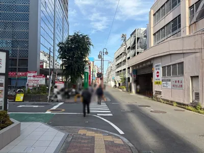 ハングオーバーへの道順 4／11：一つ目の路地を越えて直進を続けます。